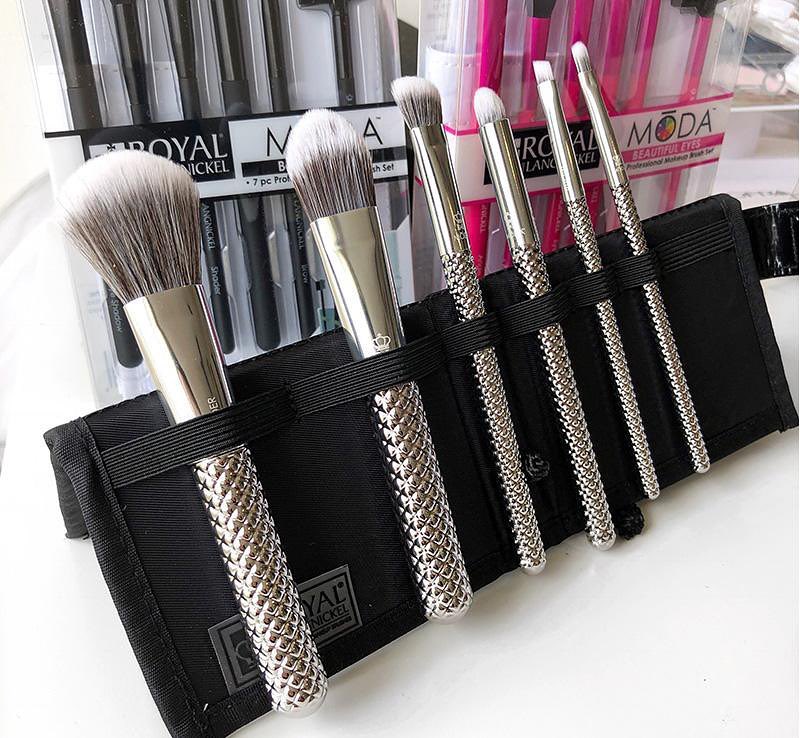 MODA Makeup Brushes Metallics Silver Total Face Kit 6 pcs.  ประกอบไปด้วย  1. แปรงปัดแก้ม ให้สีแก้มฟุ้งสวย  2.แปรงลงรองพื้น ให้รองพื้นเนียนเรียบ  3.แปรงสำหรับลงใต้โหนกคิ้ว เพื่อให้หางคิ้วมีความสว่างใส   4.แปรงตัดเฉียง บางเฉียบเพื่อให้การลงอายไลน์เนอร์แบบเจลราบรื่นไม่สะดุด แถมยังสร้างวิงส์ได้ง่ายๆ ลุคแมวเหมียวก็อยู่ไม่ไกลเกินเอื้อม  5.แปรงสำหรับวาดขอบปาก ให้ริมฝีปากสวยคมเป๊ะ เส้นแบน เขียนง่าย ลงขอบลิปได้เรียบเนียน  6.แปรงลงเปลือกตา ให้คุณกำหนดอายแชโดว์ได้อย่างง่ายดาย