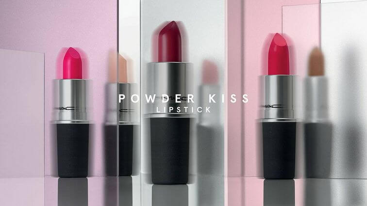 MAC Powder Kiss Lipstick ลิปสติกเนื้อแมทรูปแบบใหม่ใช้ง่าย ให้สีนุ่มฟุ้ง ติดทน ช่วยเคลือบริมฝีปากด้วยเนื้อสีที่ให้ความรู้สึกโรแมนติก ให้ลุคซอฟโฟกัสราวกับริมฝีปากติดฟิลเตอร์​